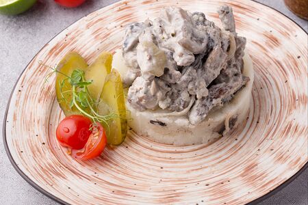 Бефстроганов с грибами на мятом картофеле