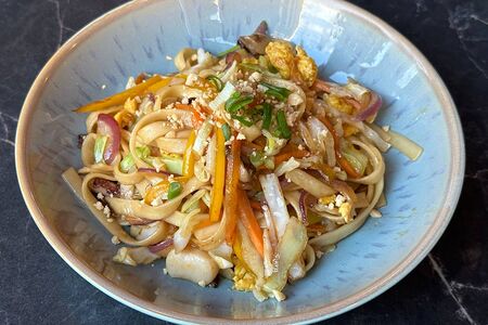 Жареная лапша с морепродуктами