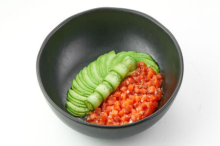 Тартар с форелью слабой соли с авокадо и устричным дрессингом