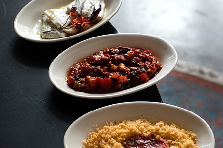 Филе сибаса на пару с соусом храйме и кускусом