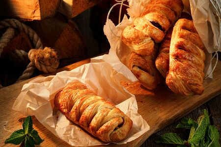 Пирожок слоёный с вишней