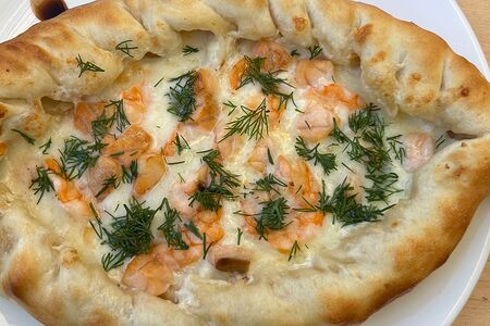 Хачапури с лососем и креветкой