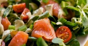 Салат с лососем, сыром и дижонским соусом