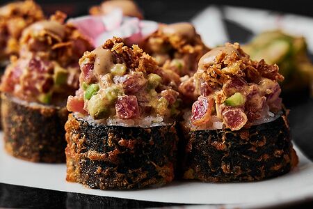 Темпурный ролл с тартаром из тунца