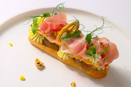 Эклер с пармской ветчиной