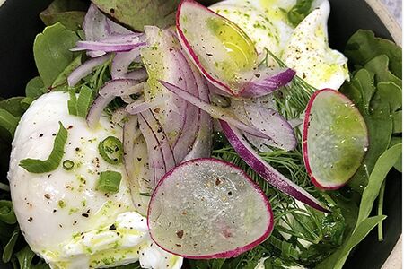 Деревенский салат с яйцом пашот