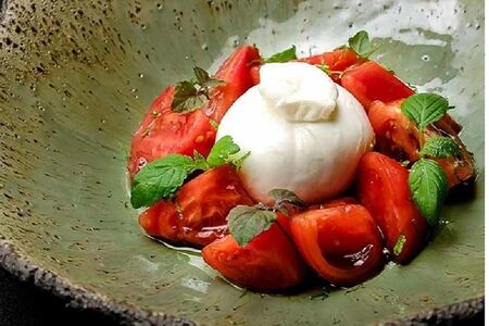 Буратта с бакинскими томатами и песто