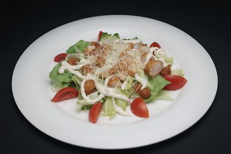 Салат Цезарь с креветками