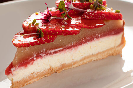 Тарт с ревенем и клубникой