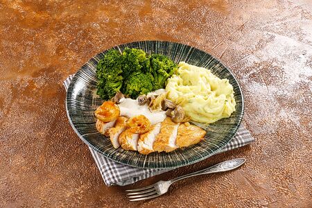 Половина филе из куриной грудки по-милански