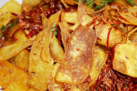 Жареные картофельные чипсы с приправами