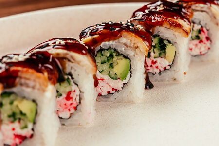 Ролл с угрем и нежным крабом