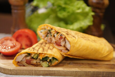 Шаурма в сырном лаваше с курицей