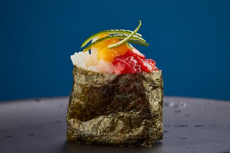 Гункан №8 с морским гребешком, свежей клубникой и манго