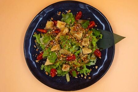 Салат с хрустящими баклажанами