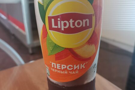 Холодный чёрный чай Lipton Персик