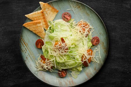 Салат Цезарь с креветками