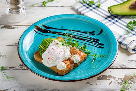 Авокадо тост с яйцом пашот