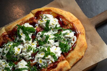 Лепешка с печеным баклажаном и страчателлой