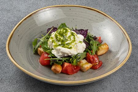 Салат из помидоров со страчателлой и гренками