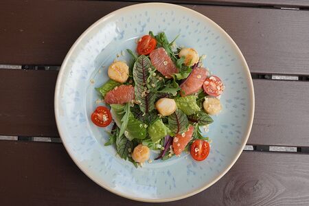 Теплый салат с морскими гребешками