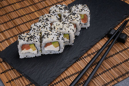 Ролл Микс с лососем