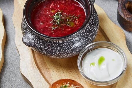 Борщ с разварной говядиной и пампушкой