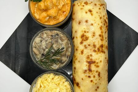 Блинчик с куриным филе в сливочном соусе, сыром и грибами