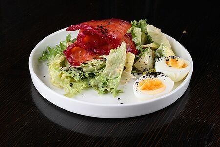 Салат с лососем шеф-посола