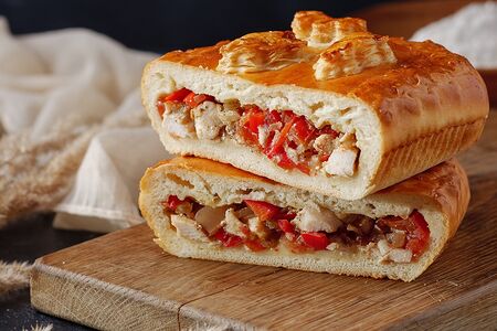 Пирог с курицей, перцем и томатами