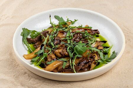 Теплый салат с телятиной и грушей