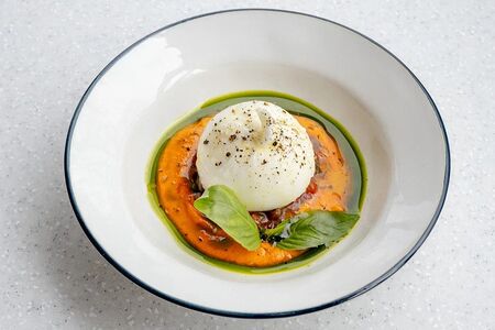 Буррата, томаты, соус из перца