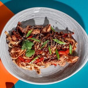 Wok с цыпленком в соусе унаги
