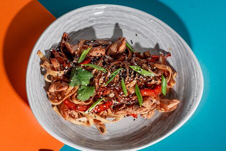 Wok с цыпленком в соусе унаги