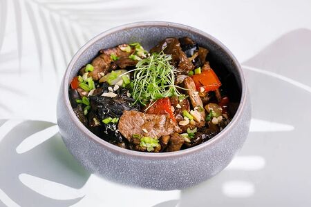 Говядина с древесными грибами и жареным рисом