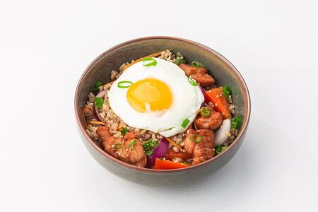 Рис с курицей, овощами и яйцом