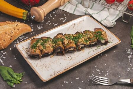 Рулетики из баклажан