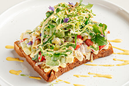 Брускетта с камчатским крабом