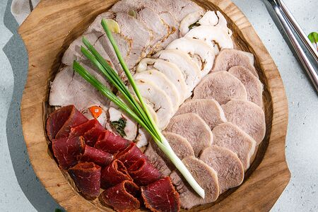 Мясное ассорти с соусом хрен