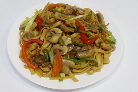 Удон жареный с шампиньонами