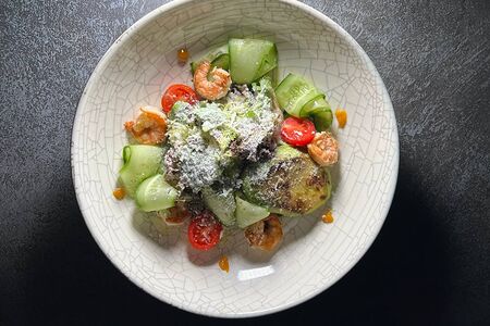 Салат с креветкой и жареным авокадо