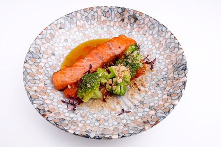 Стейк из лосося с соусом манго и брокколи