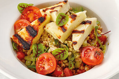 Салат с обжаренным на гриле сыром халуми