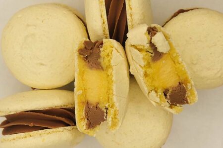 Макарон Маракуйя-молочный шоколад