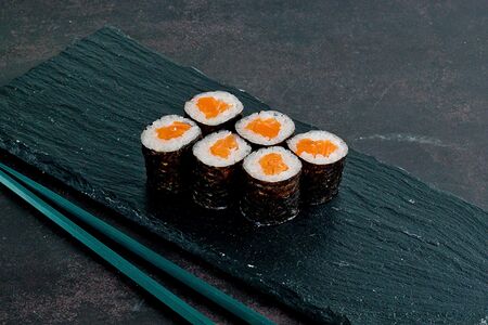 Ролл с лососем