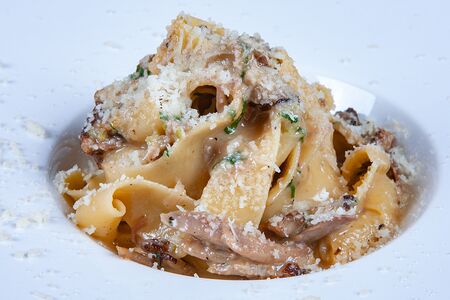 Паппарделле с уткой и грибами шиитаке