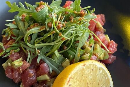 Тартар из тунца с авокадо и соусом песто