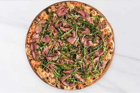 Телятина, красный лук, руккола, перец халапеньо, томатный соус