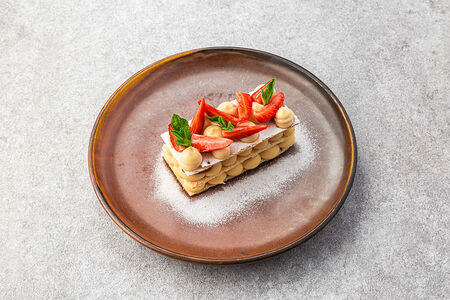 Мильфей со свежими ягодами