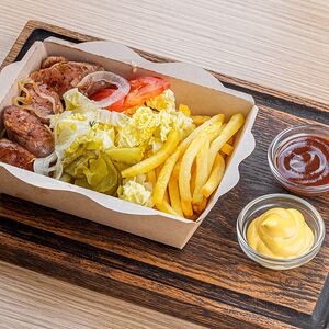 Колбаски свиные с картошкой фри